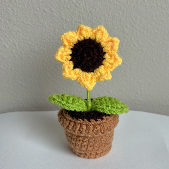 Handmade Crochet Sunflower Mini Potted Plant Knitted Handcrafted Sunflower - Picture 5 of 7